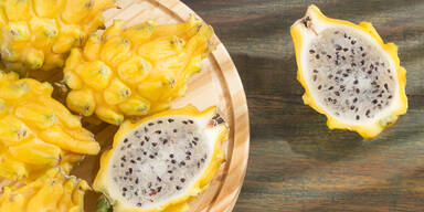 Die Drachenfrucht gibt es in zwei Varianten: gelb und pink. Die gelbe Frucht soll ein Superfood sein!