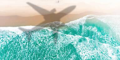 Flugzeugschatten am Strand