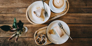 Kaffee mit Kuchen angerichtet