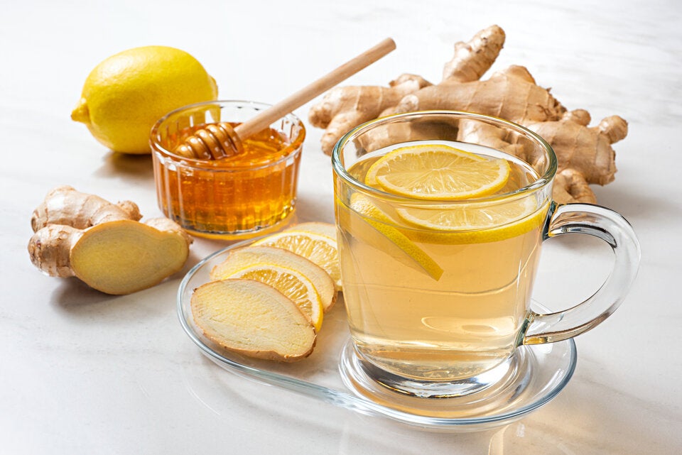 Ein Detox Tee mit Ingwer und Zitrone entgiftet und stärkt zudem das Immunsystem.
