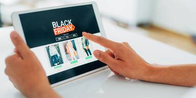 Frau shoppt online am Black Friday
