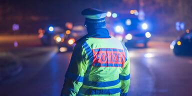Deutscher Polizist bei Nacht