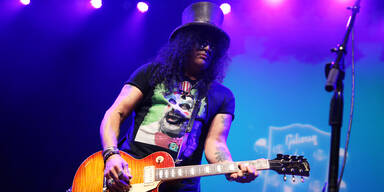 Slash spielt Gitarre.