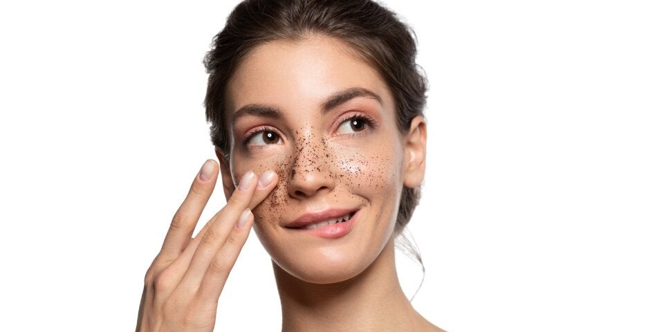 Frau mit Peeling im Gesicht