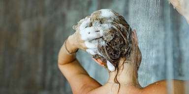 Fehler beim Haarewaschen: Welche überraschende Reihenfolge richtig ist