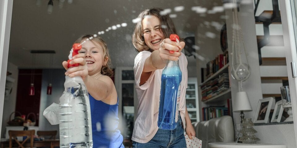 Kinder mit Spülmittel