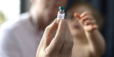 Kleinkind greift nach Corona-Impfung