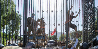 Tunesien: Parlament von Soldaten umstellt