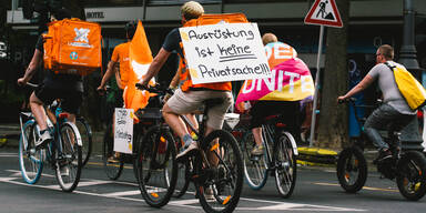 Lieferando-Fahrer protestieren für fixen Stundelohn