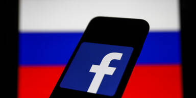 Facebook Logo vor Russland Flagge