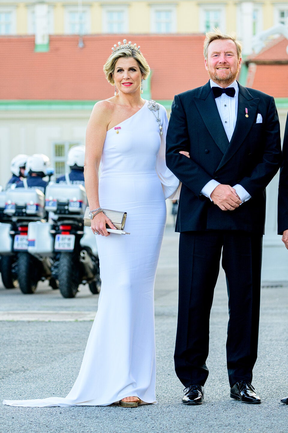 Königin Máxima im One-Shoulder-Dress von Stella McCartney.