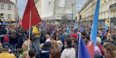 Zehntausende demonstrieren in Paris gegen Macron