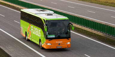 Betrunkener Flixbus-Fahrer bringt Passagiere in Lebensgefahr: Horror-Trip endet auf Raststätte