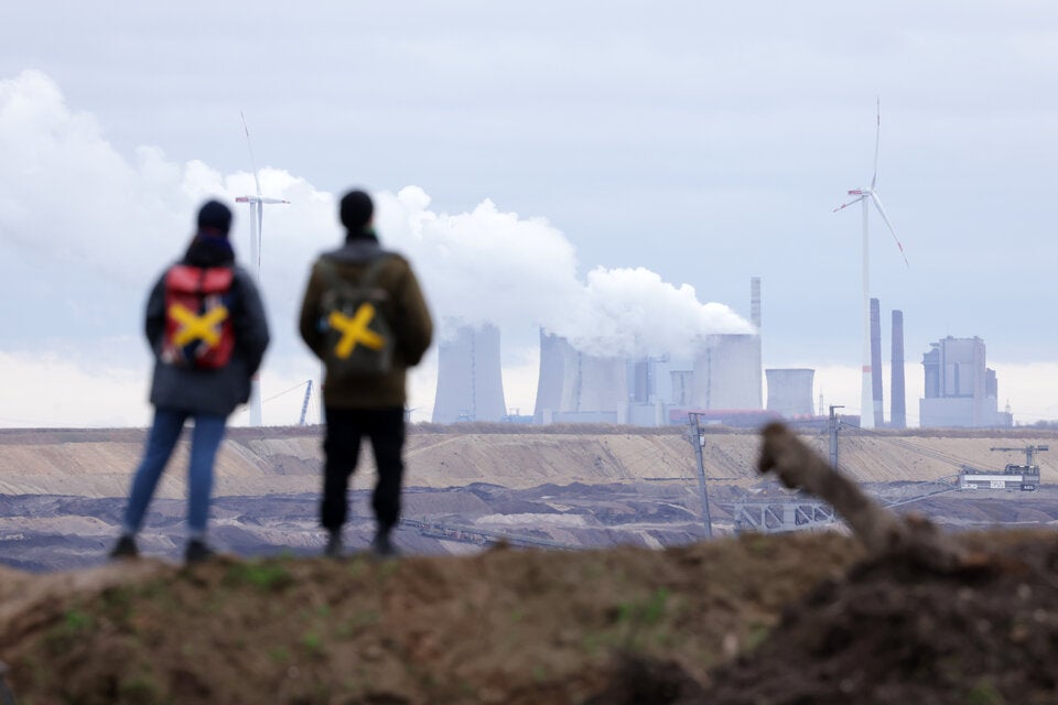Eskalation bei Lützerath-Demo: Aktivisten stürmen Tagebau