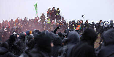 Eskalation bei Lützerath-Demo: Aktivisten stürmen Tagebau