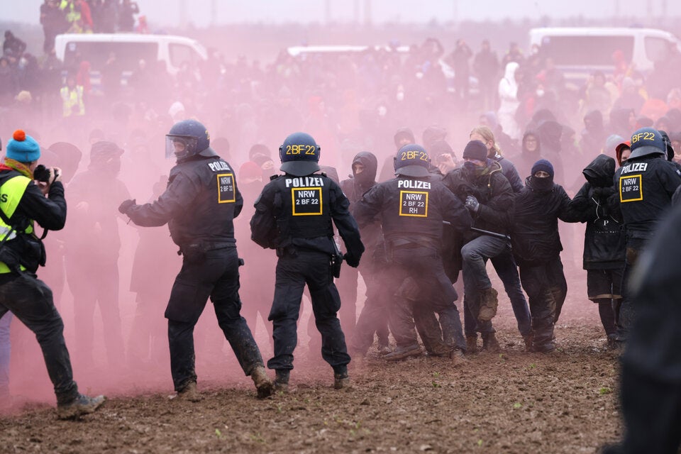 Eskalation bei Lützerath-Demo: Aktivisten stürmen Tagebau