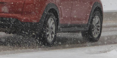 Glatteis: Auto auf Schneefahrbahn