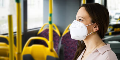 Frau trägt Corona-Maske im Bus