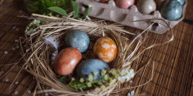 Spinat, Kurkuma und Co.: Ostereier mit Naturfarben färben