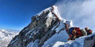 Neben Everest-Gipfel: Wechte bricht ein und reißt Bergsteiger mit sich