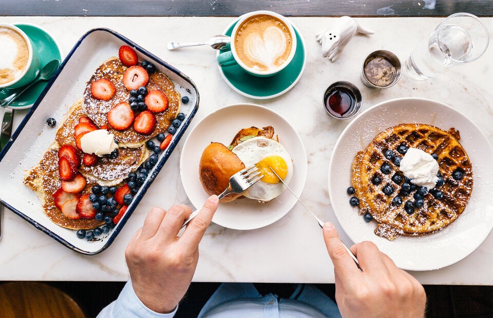 Auf ein herzhaftes Frühstück und ein ausgiebiges Mittagessen sollte man nicht verzichten.