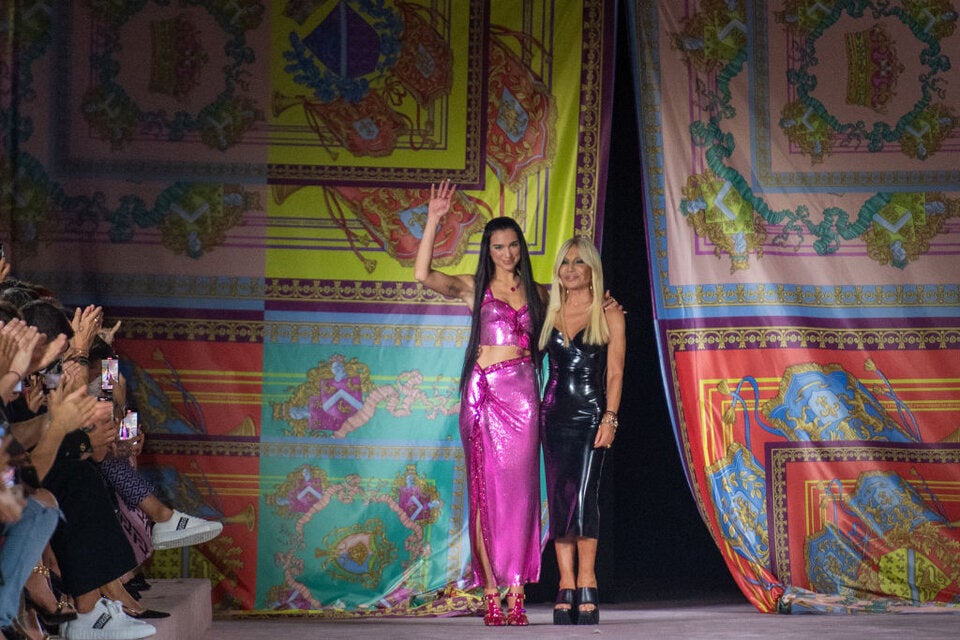 Dua Lipa x Versace. Die Sängerin ist mit der Kreativdirektorin Donatella seit Jahren eng verbündet.