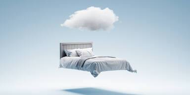Bett schwebt mit Wolke
