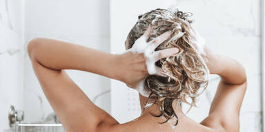Achtung: Diesen Fehler machen fast alle beim Haare waschen