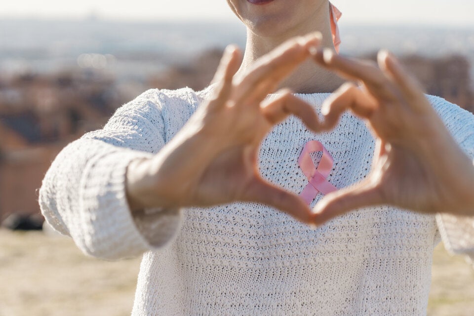Das Pink Ribbon steht seit über zwei Jahrzehnten für die Solidarität mit an Brustkrebs Erkrankten und macht zudem auf die Wichtigkeit der Krebsfrüherkennung aufmerksam.