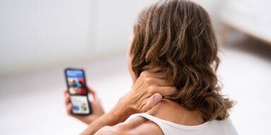 Nackenschmerzen: So werden Sie den Handy-Nacken los