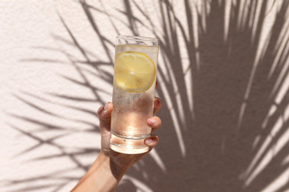 Täglich frisch zubereitetes Zitronenwasser trinken.