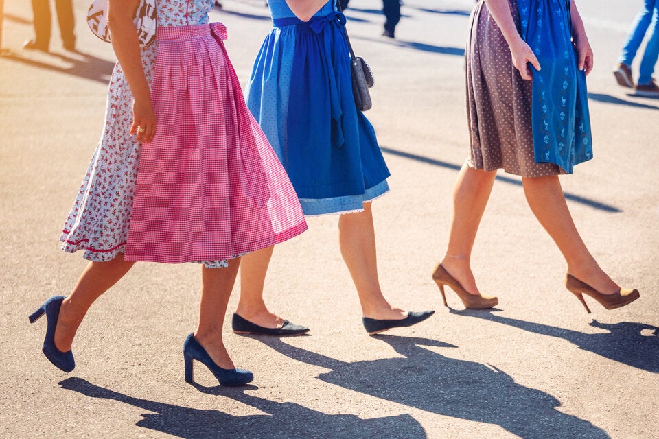 Traditionelle Dirndl-Farben liegen auch 2023 hoch im Kurs.