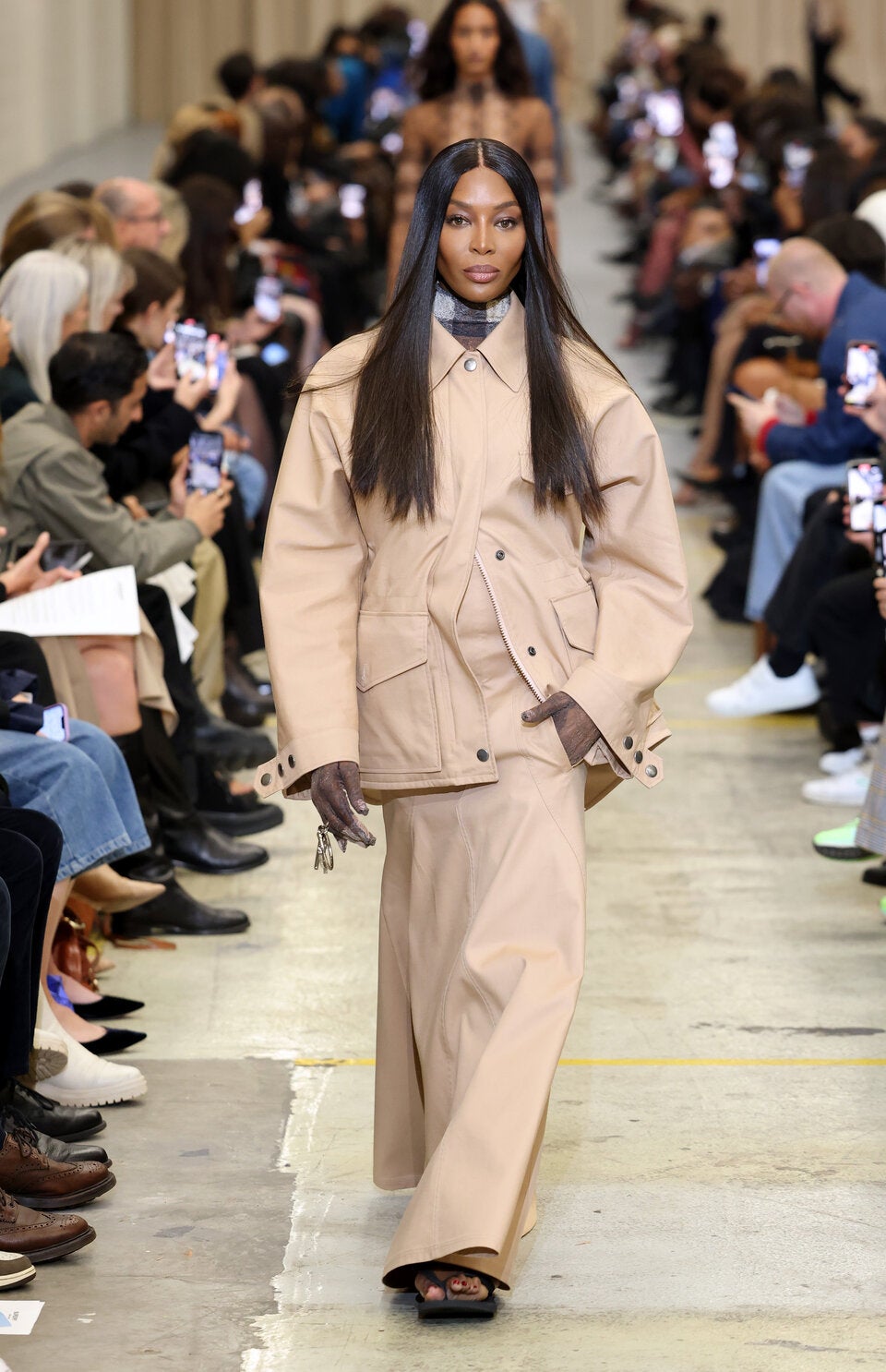Naomi Campbell in einem klassischen Burberry-Look