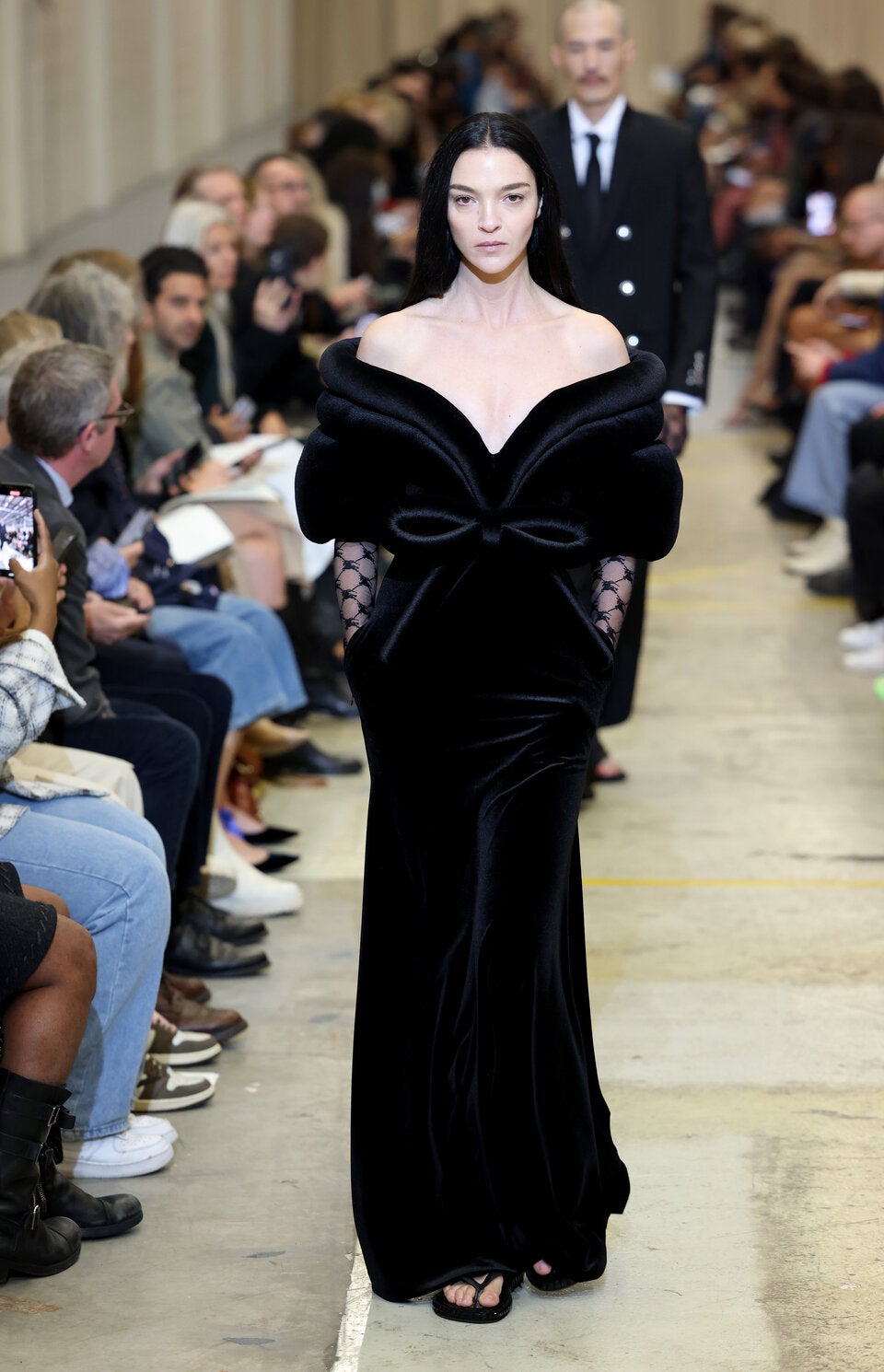 Mariacarla Boscono in einem schwarzen Off-Shoulder-Dress