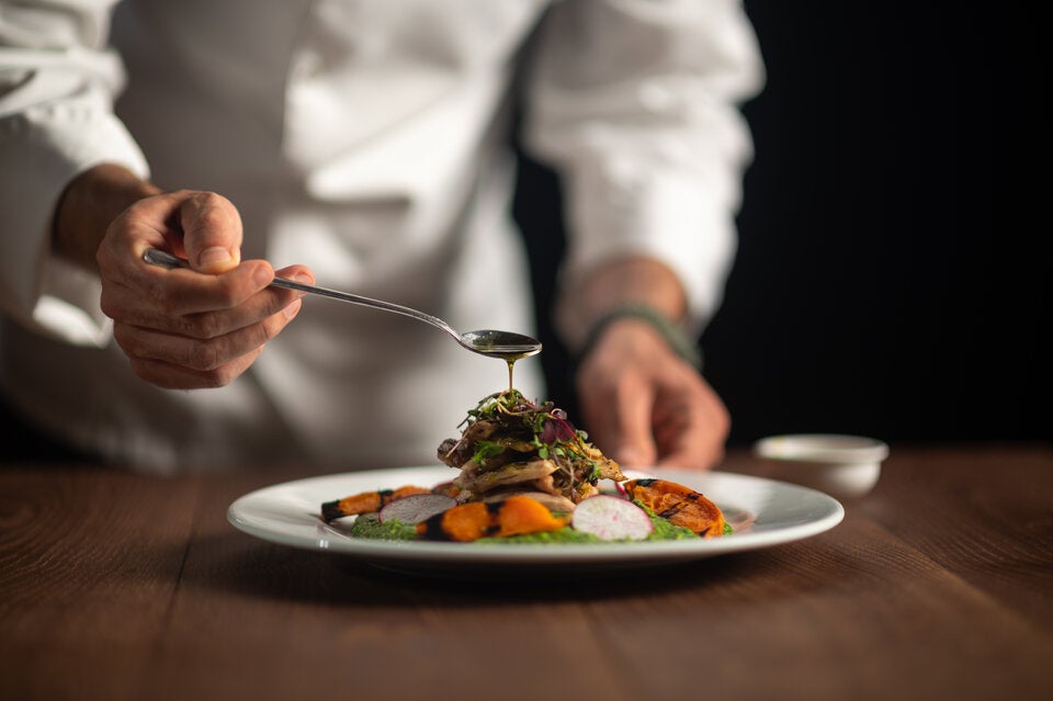 Der Gault&Millau Guide 2024 kürt die besten Gourmet-Adressen und Spitzengastronomen des Landes.