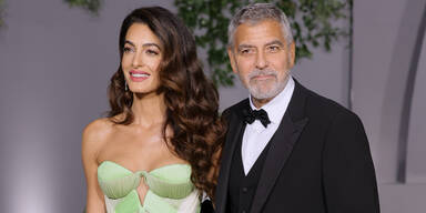 Amal Clooney ist eine natürliche Schönheit. Doch ihrem jugendlichen Glow hilft sie mit einer etwas eigenartigen Beauty-Routine auf die Sprünge.