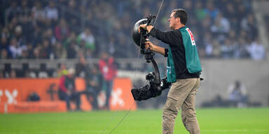 Technisches KO im Fußball - Kaputte Kamera unterbricht Bundesliga-Topspiel