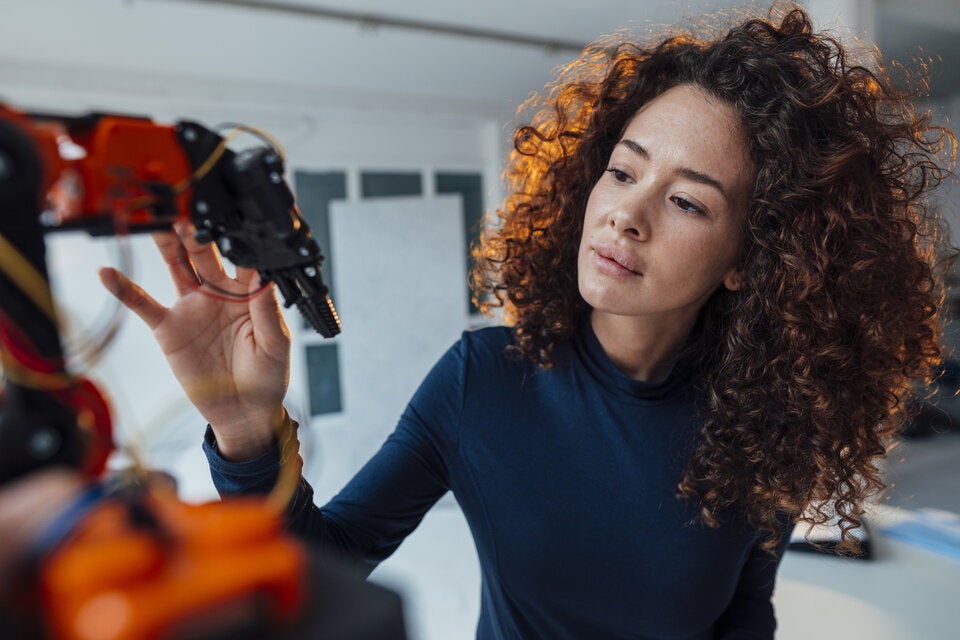 MINT-Jobs sind spannend, sinnstiftend und fair bezahlt. Junge Frauen verdienen diese Jobs.