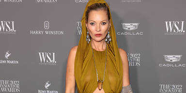 Kate Moss oben ohne am Red Carpet