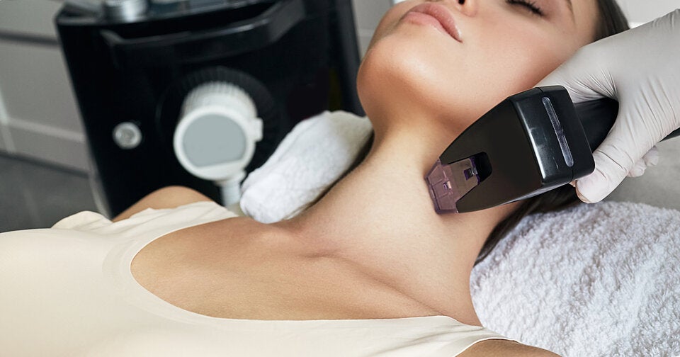 Die Behandlung vereint mit Radiofrequenztherapie und Needling zwei bewährte Anti-Aging-Methoden.