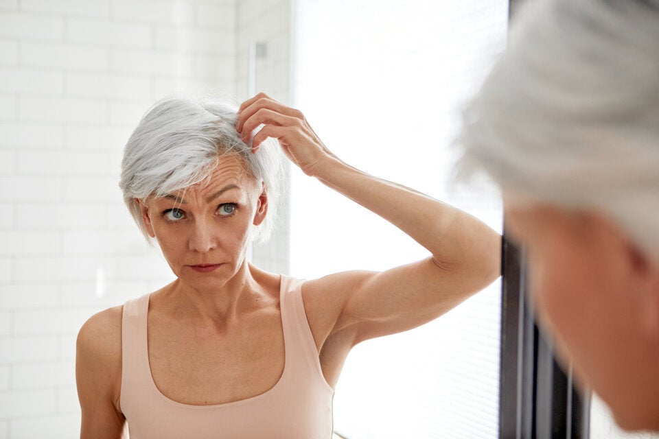 Verliert man täglich über den ganzen Kopf verteilt mehr als 100 Haare, sprechen Mediziner:innen von krankhaftem Haarausfall.