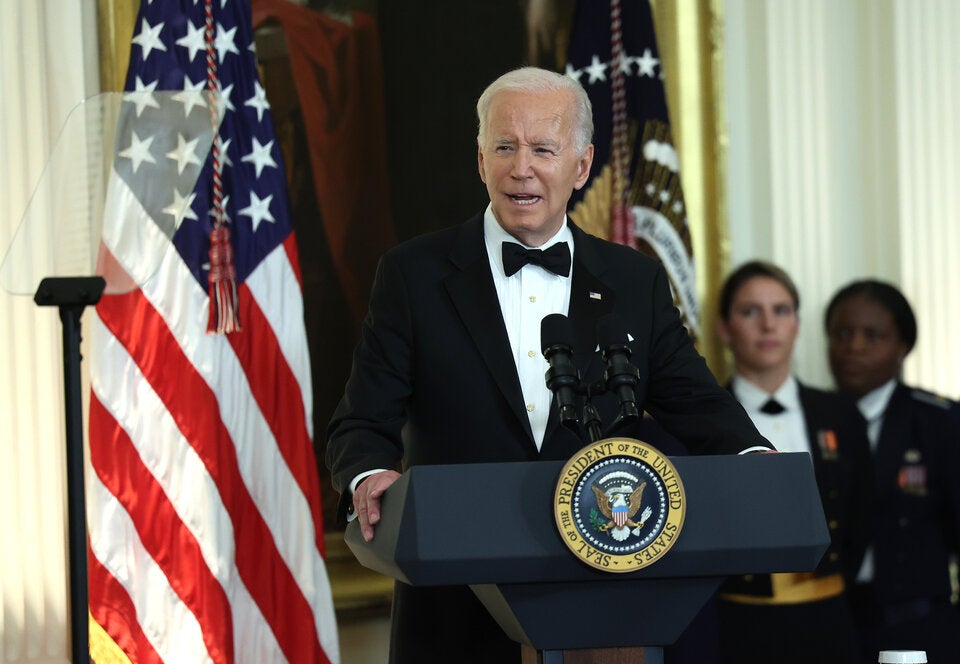 Präsident Joe Biden bei seiner Rede zu Ehren von George Clooney und weiteren Stars.