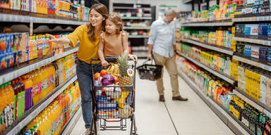 Frau und Kind beim Einkaufen