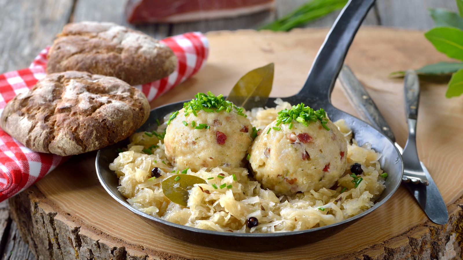 Speckknödel Mit Zwiebeln Andsauerkraut Cooking