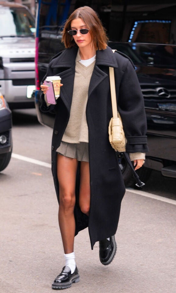 Hailey Bieber trägt Miniröcke auch an kalten Tagen