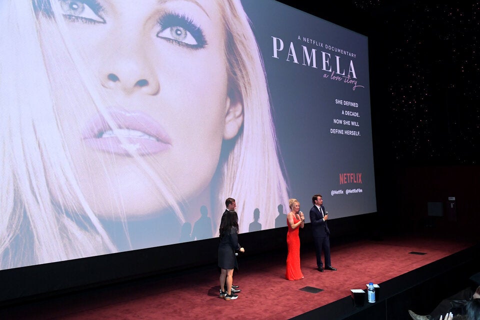 Netflix-Bombe Pam im roten Baywatch-Look