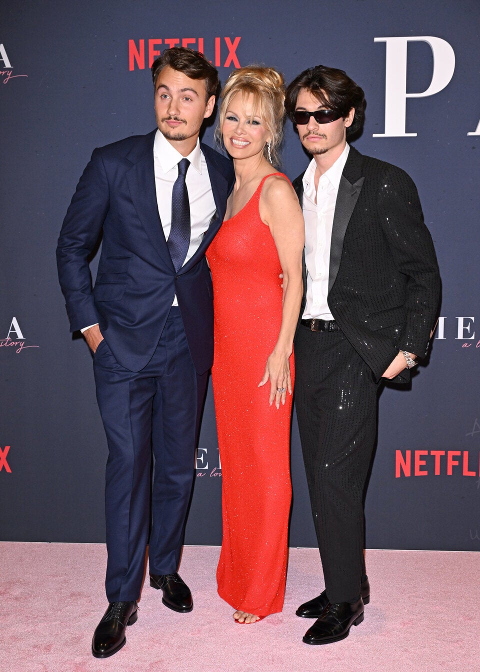 Netflix-Bombe Pam im roten Baywatch-Look