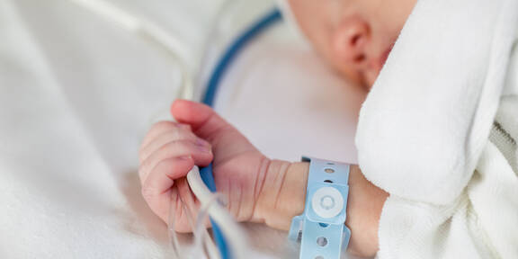 Säugling zu Tode geschüttelt: Vater (29) wegen Mordes angeklagt