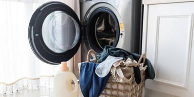 Völlig unnötig: Diese Kleidungsstücke waschen wir zu oft