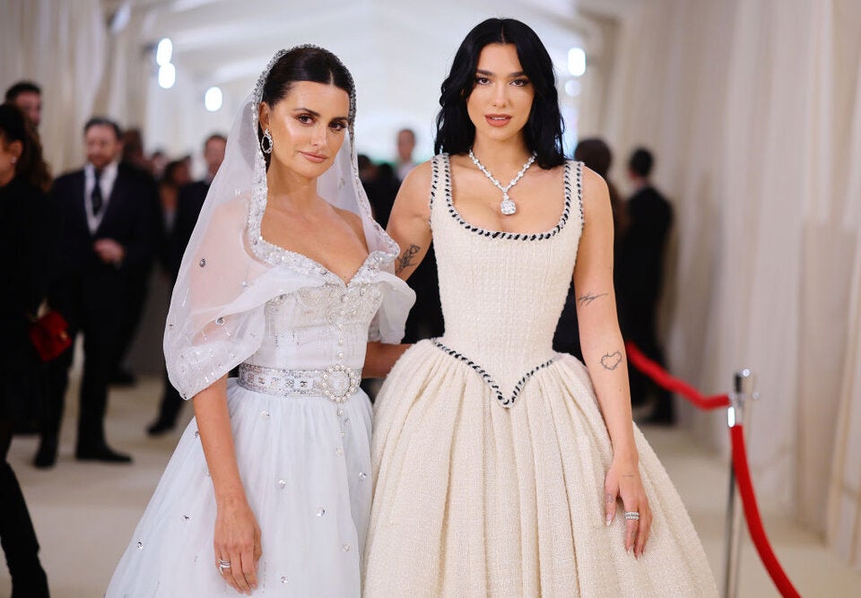 Co-Gastgeberinnen Penelope Cruz und Dua Lipa bezauberten am Red-Carpet